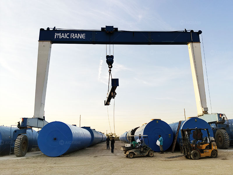 rubber tyred gantry crane lifting steel tanks